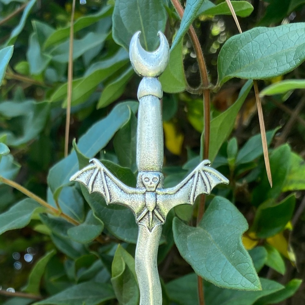 Gothic Bat dagger Hair Pin Unique Elegant Engraved details Silver tone metal New - Picture 4 of 4